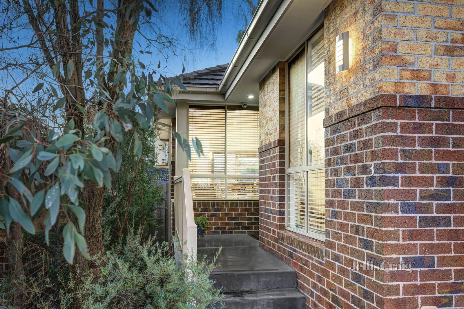 3/8 Railway Road, Briar Hill VIC 3088, Image 2