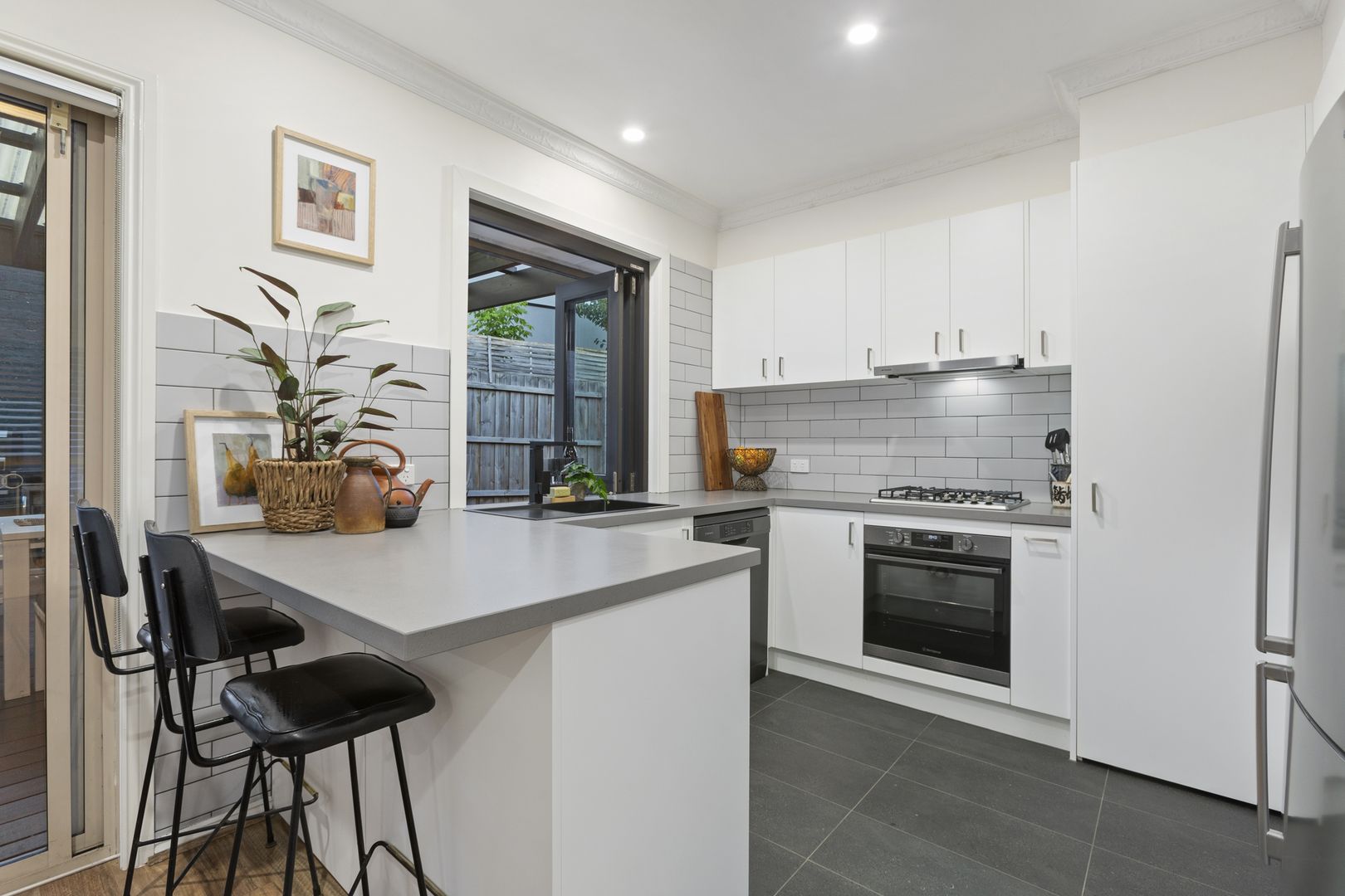 2/2 King Street, Hampton East VIC 3188, Image 2