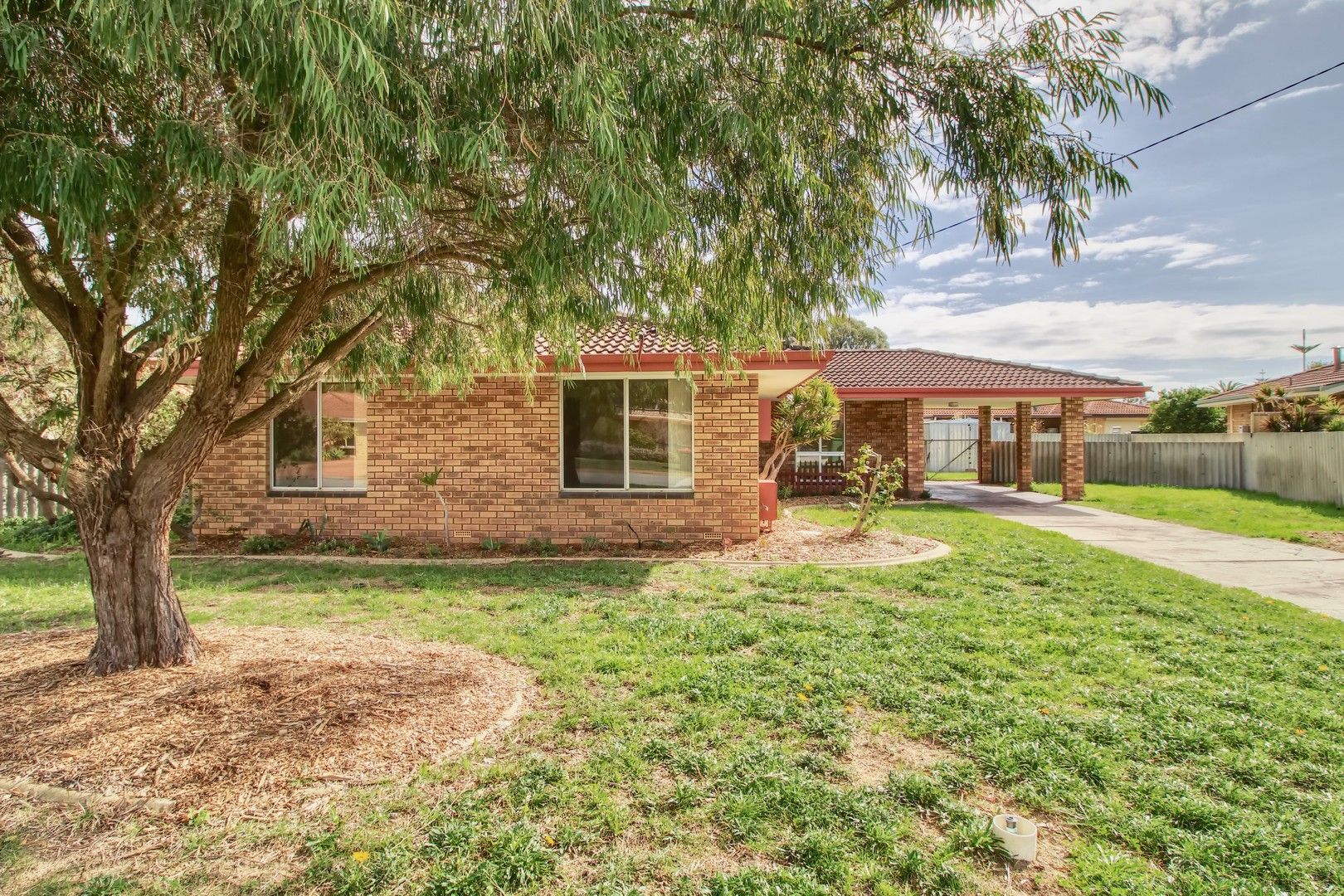 3 bedrooms House in 5 Rakoa Place COOLOONGUP WA, 6168