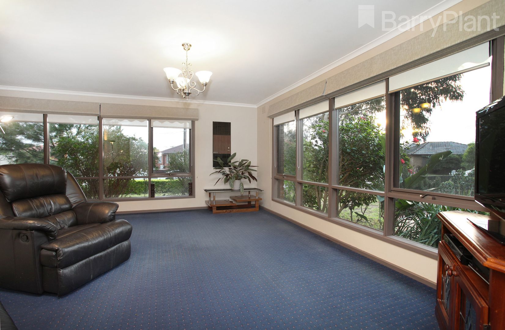 32 Barrington Crescent, Gladstone Park VIC 3043, Image 2