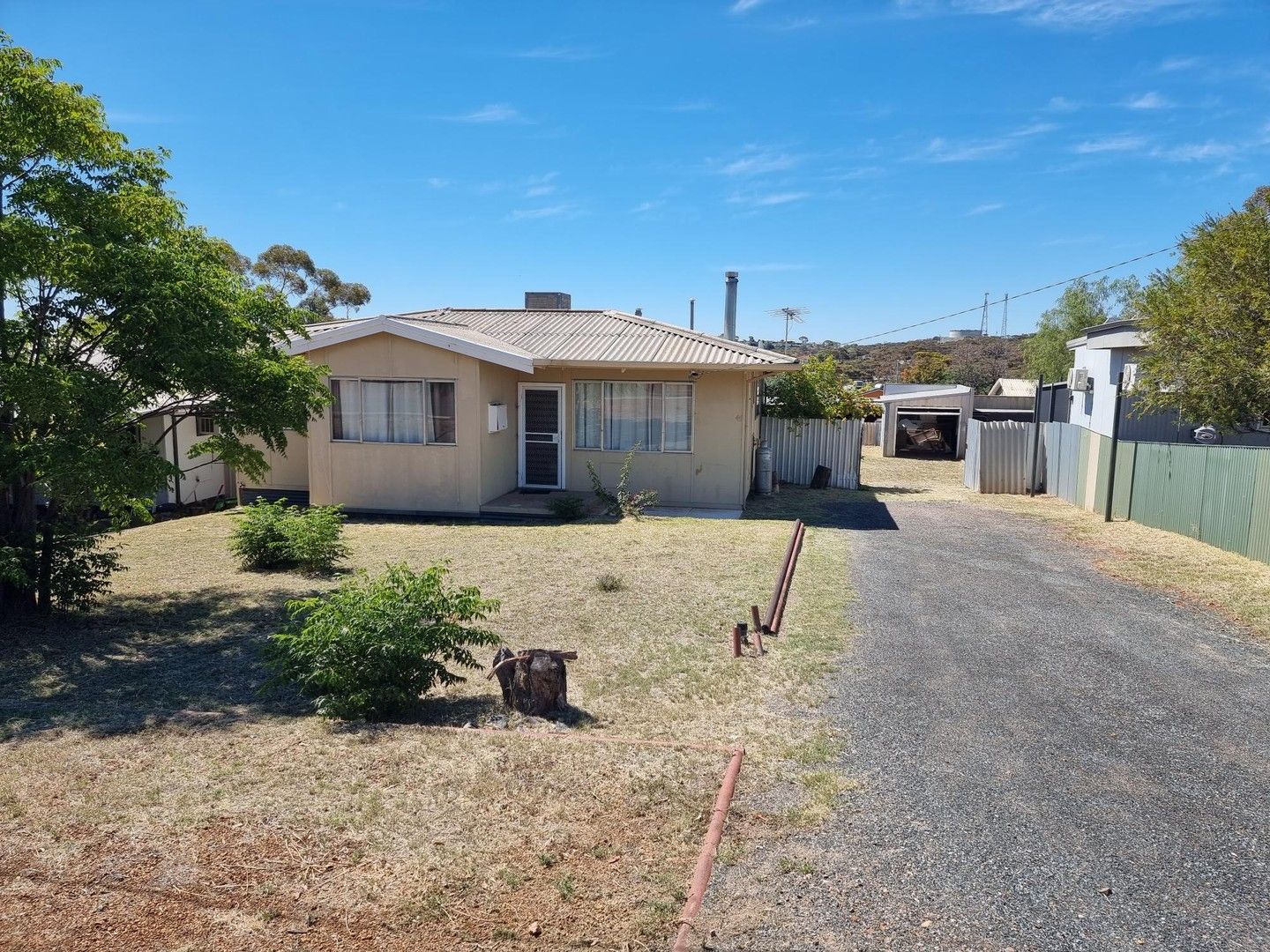 4 bedrooms House in 41 Gordon Adams Road KAMBALDA WEST WA, 6442