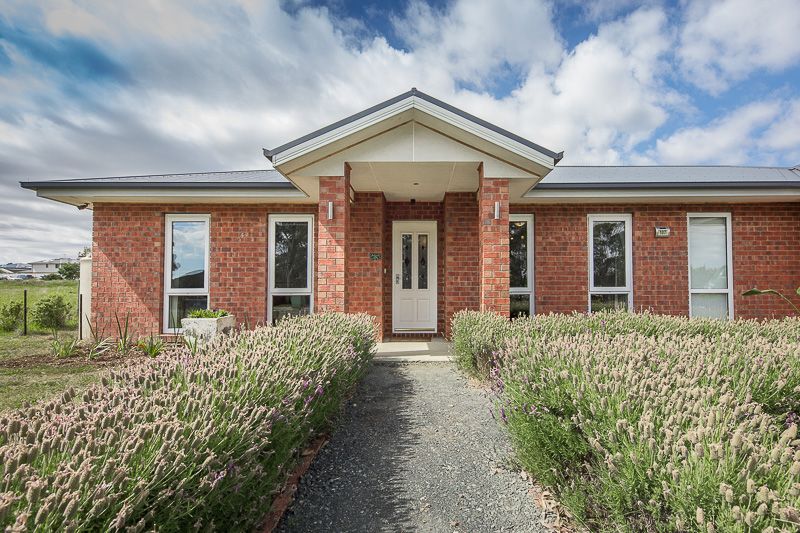 4 bedrooms House in 107 Willowbank Road GISBORNE VIC, 3437