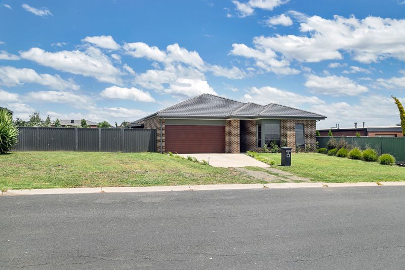 4 Windermere Way, Cardigan Village VIC 3352