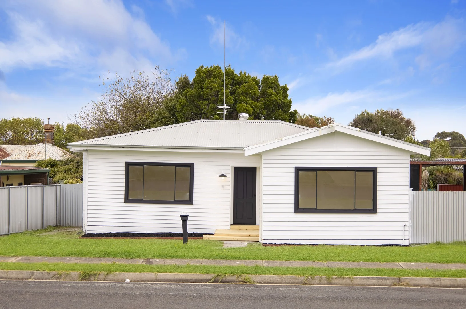 8 Tennyson Street, Hamilton VIC 3300