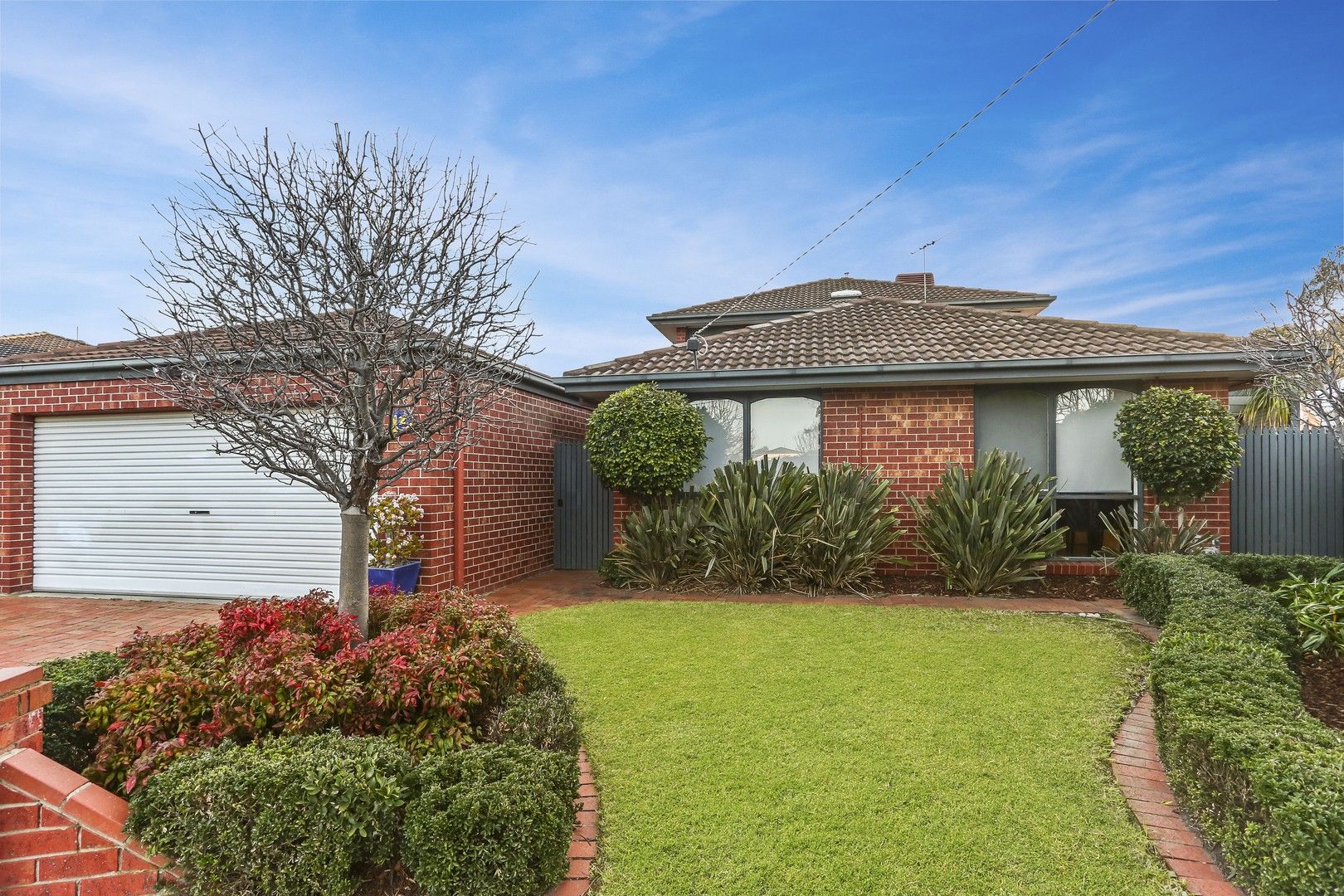 4 bedrooms House in 2 Meadow Court DINGLEY VILLAGE VIC, 3172