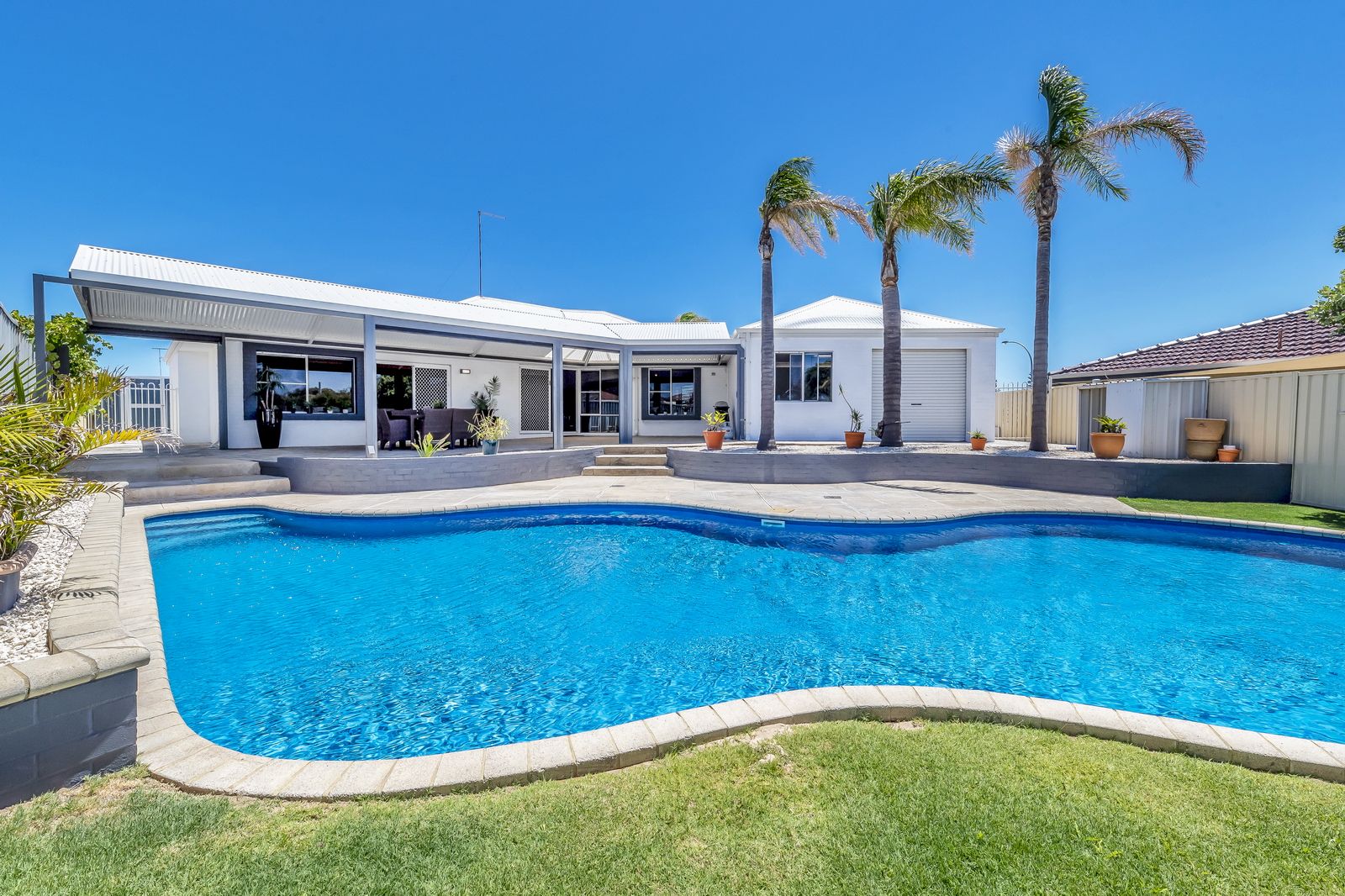 4 bedrooms House in 4 Galleon Close HALLS HEAD WA, 6210
