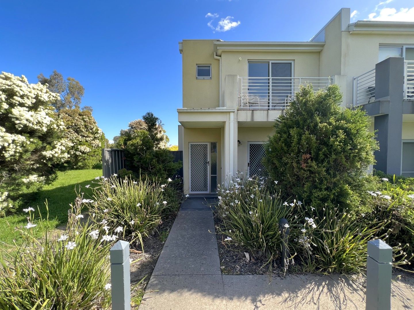 3 bedrooms Townhouse in 4/11 Howqua Place PAKENHAM VIC, 3810
