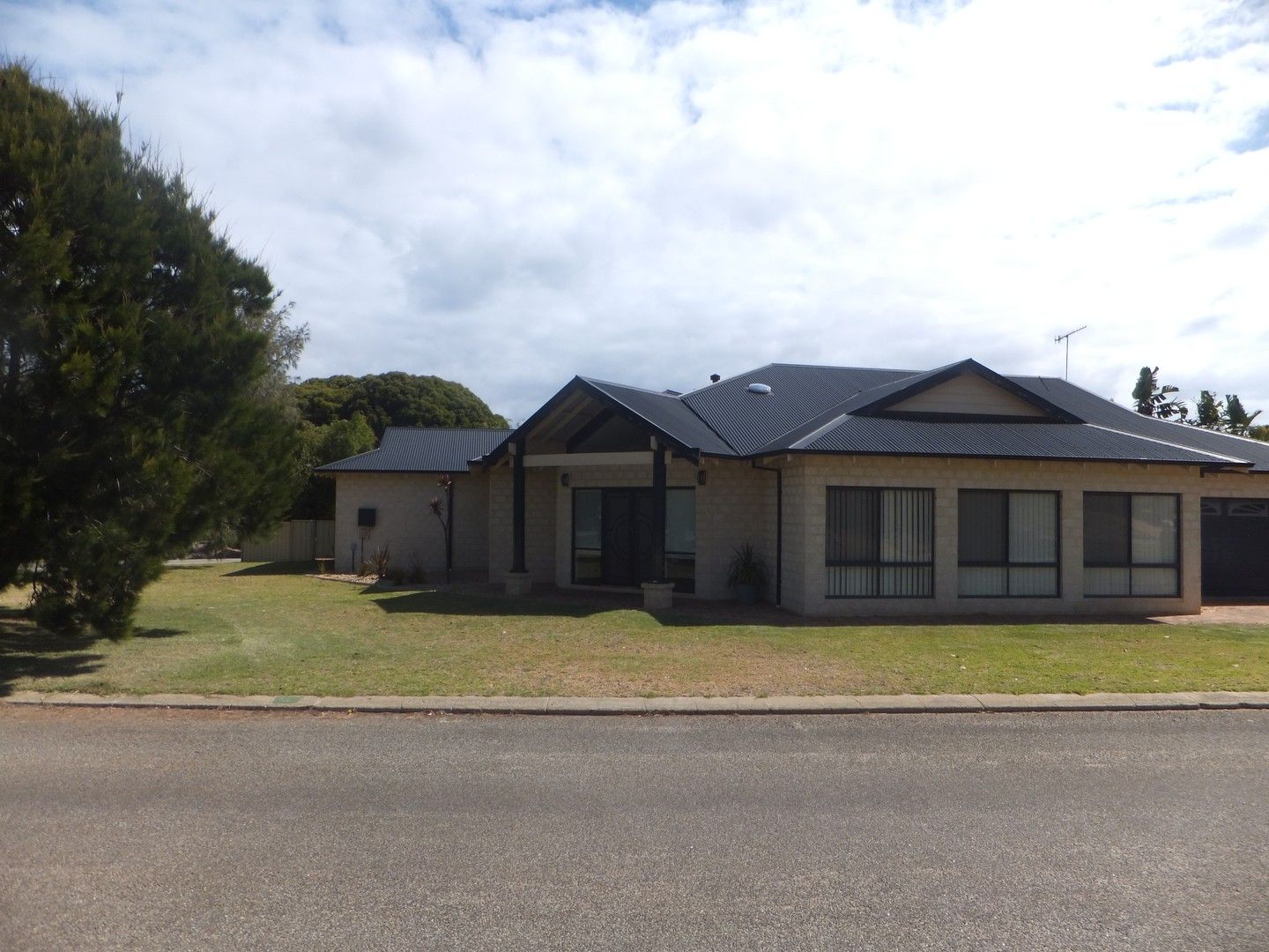 4 bedrooms House in 1 Leata Street HOPETOUN WA, 6348