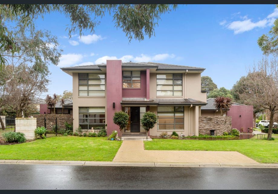 4 bedrooms House in 5 Tulloch Dr SANDHURST VIC, 3977