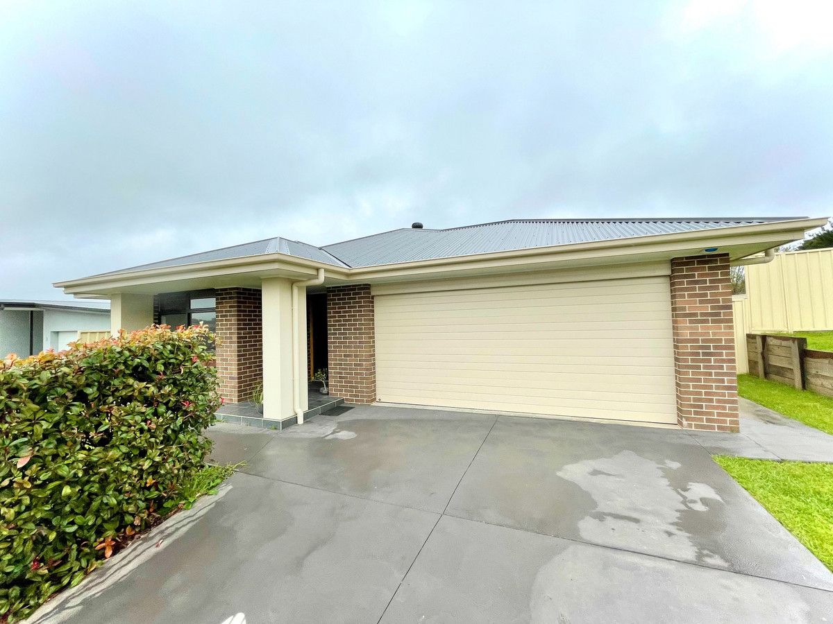 4 bedrooms House in 5 Swan Loop GOULBURN NSW, 2580