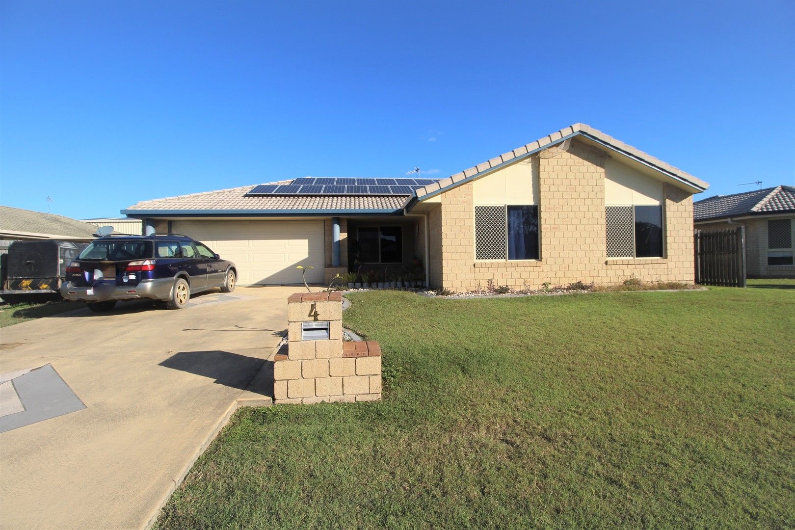 4 bedrooms House in 4 Pharlap Court POINT VERNON QLD, 4655