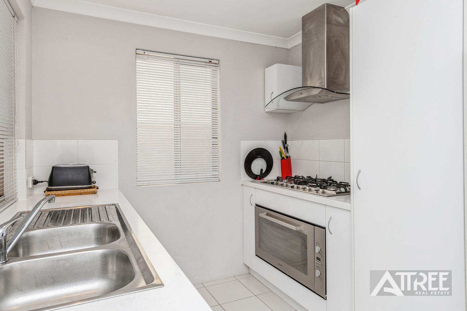 40 Peppermint Gardens, Aubin Grove WA 6164, Image 2