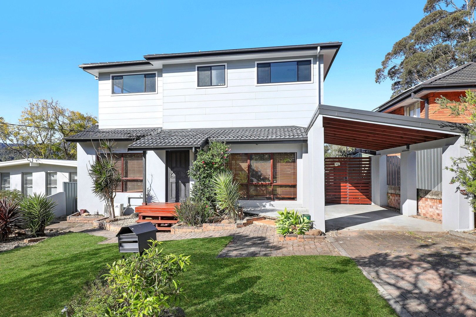 5 bedrooms House in 11 Bradley Avenue MOUNT KEMBLA NSW, 2526