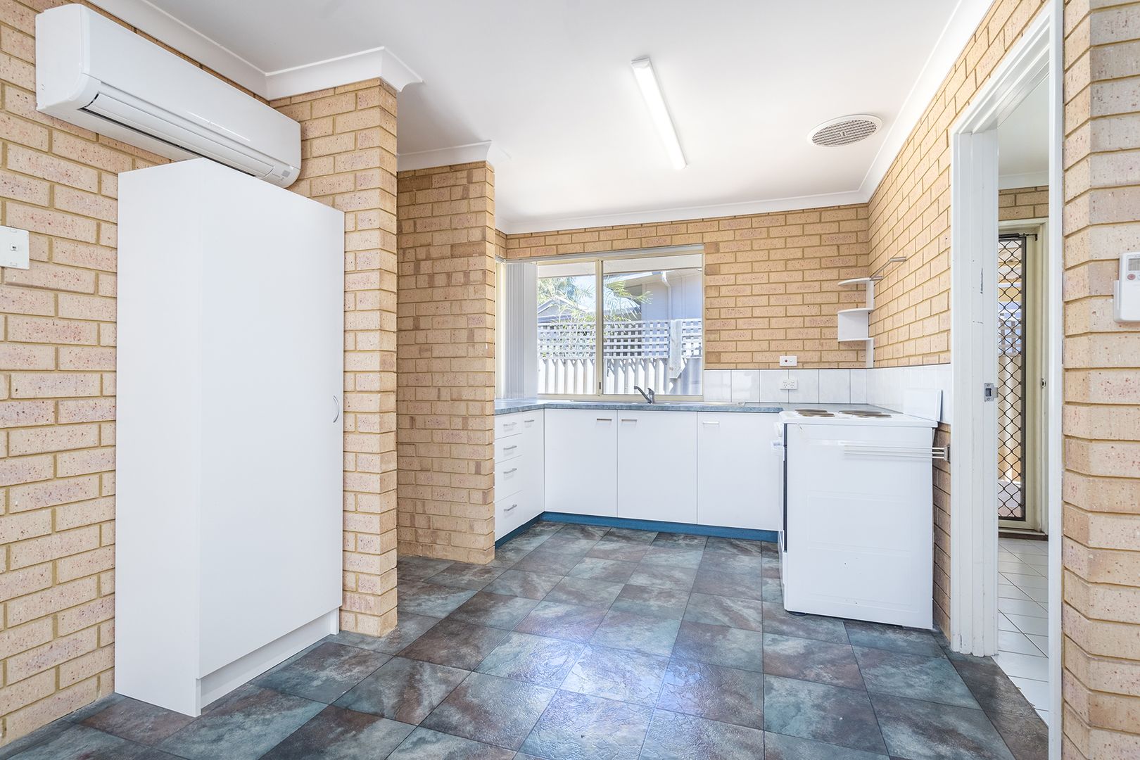 1/216 First Street, Wonthella WA 6530, Image 2