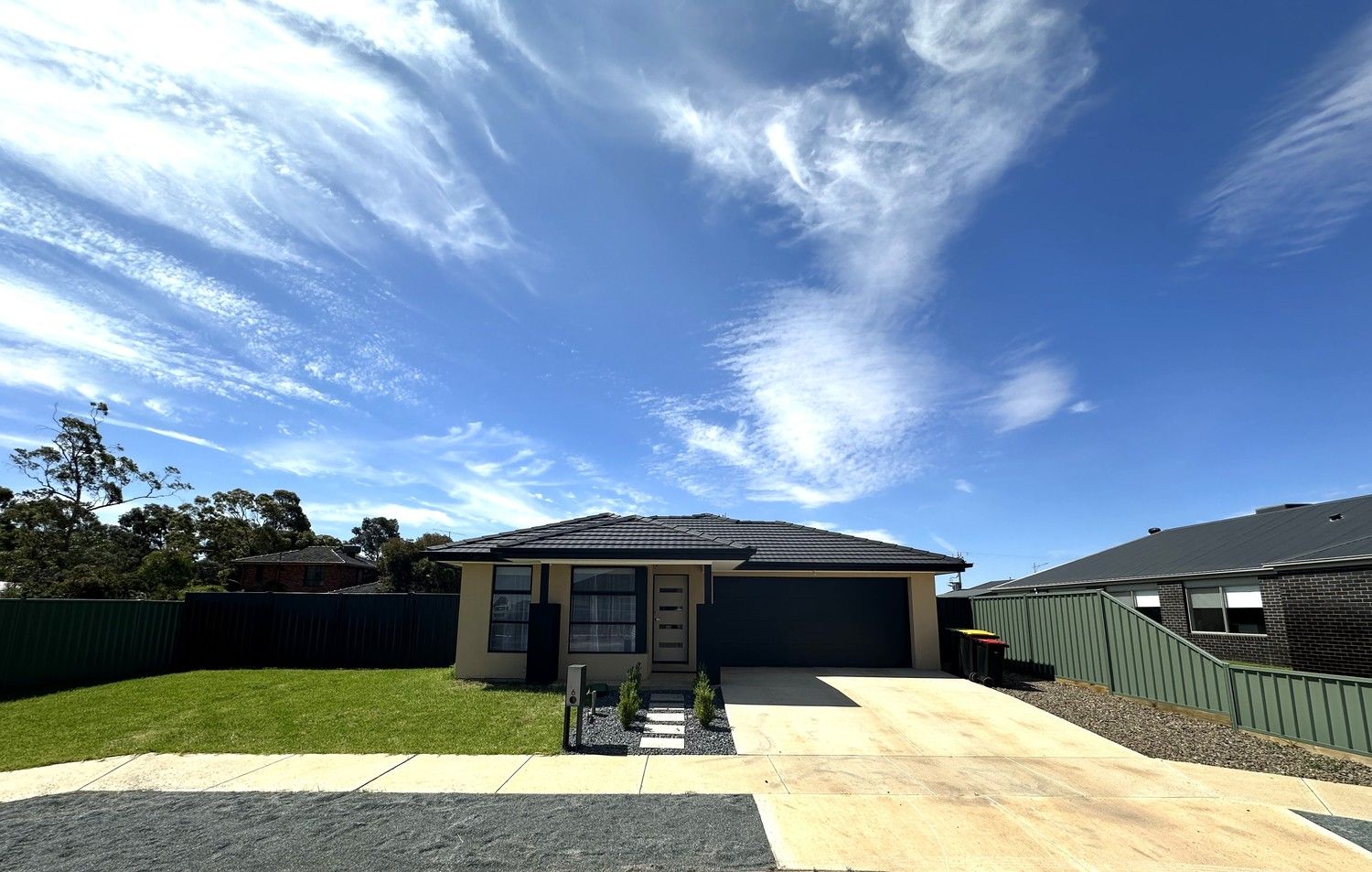 3 bedrooms House in 6 Cabernet Street KIALLA VIC, 3631