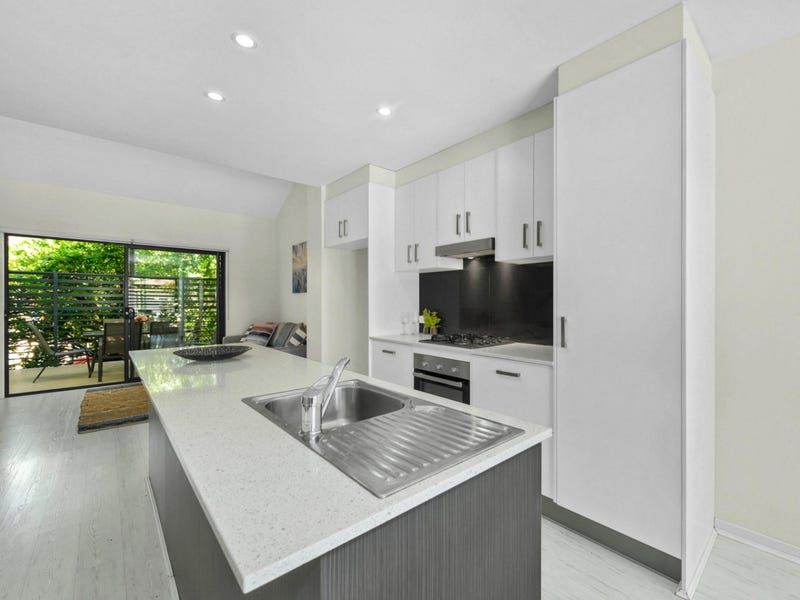 3 bedrooms Townhouse in 4/255 Cavendish Road COORPAROO QLD, 4151
