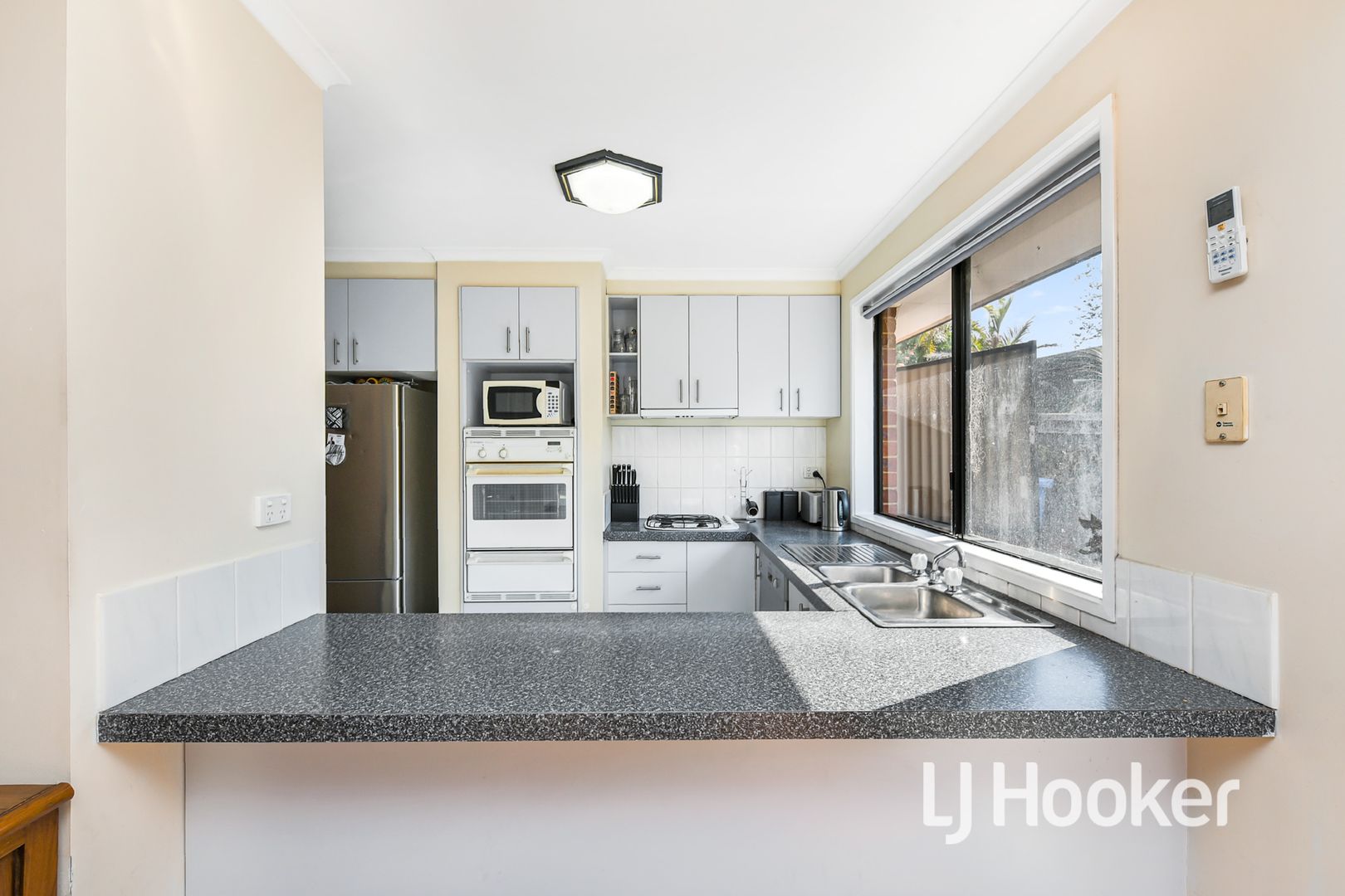 10 Dewpoint Crescent, Hampton Park VIC 3976, Image 2