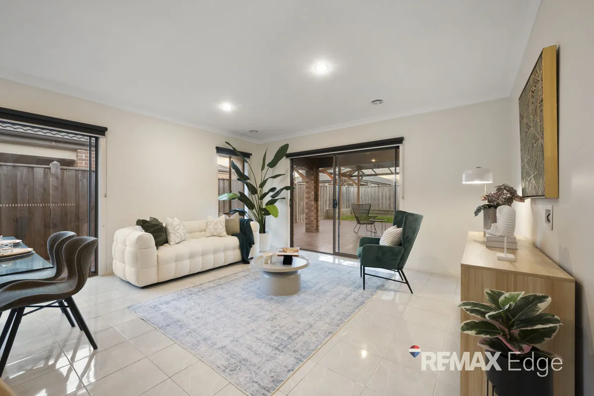 Stylish Family Living with Exceptional Indoor-Outdoor Appeal - Widok 2