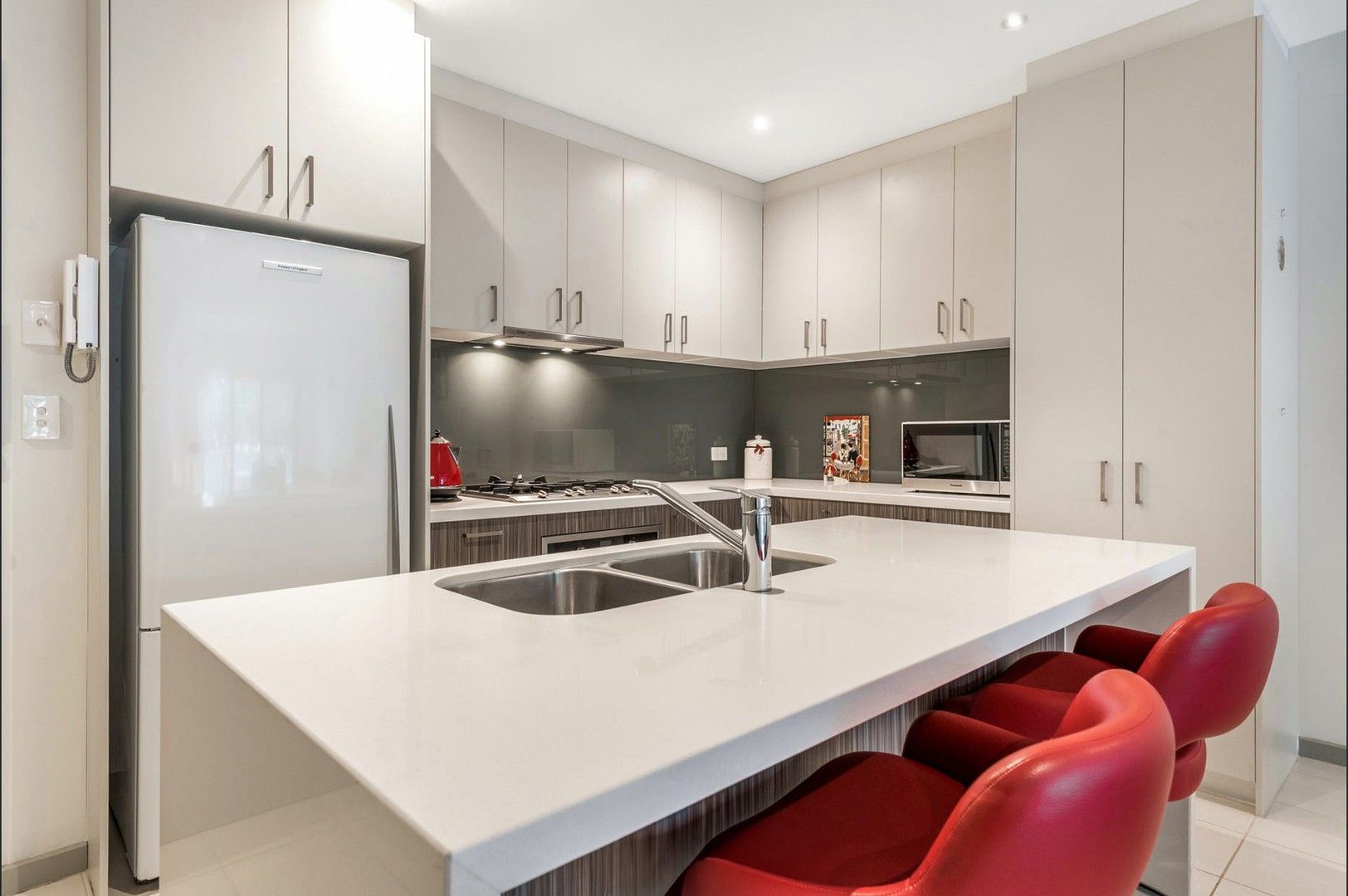 2 bedrooms Apartment / Unit / Flat in 106/1 Frank Street GLEN WAVERLEY VIC, 3150