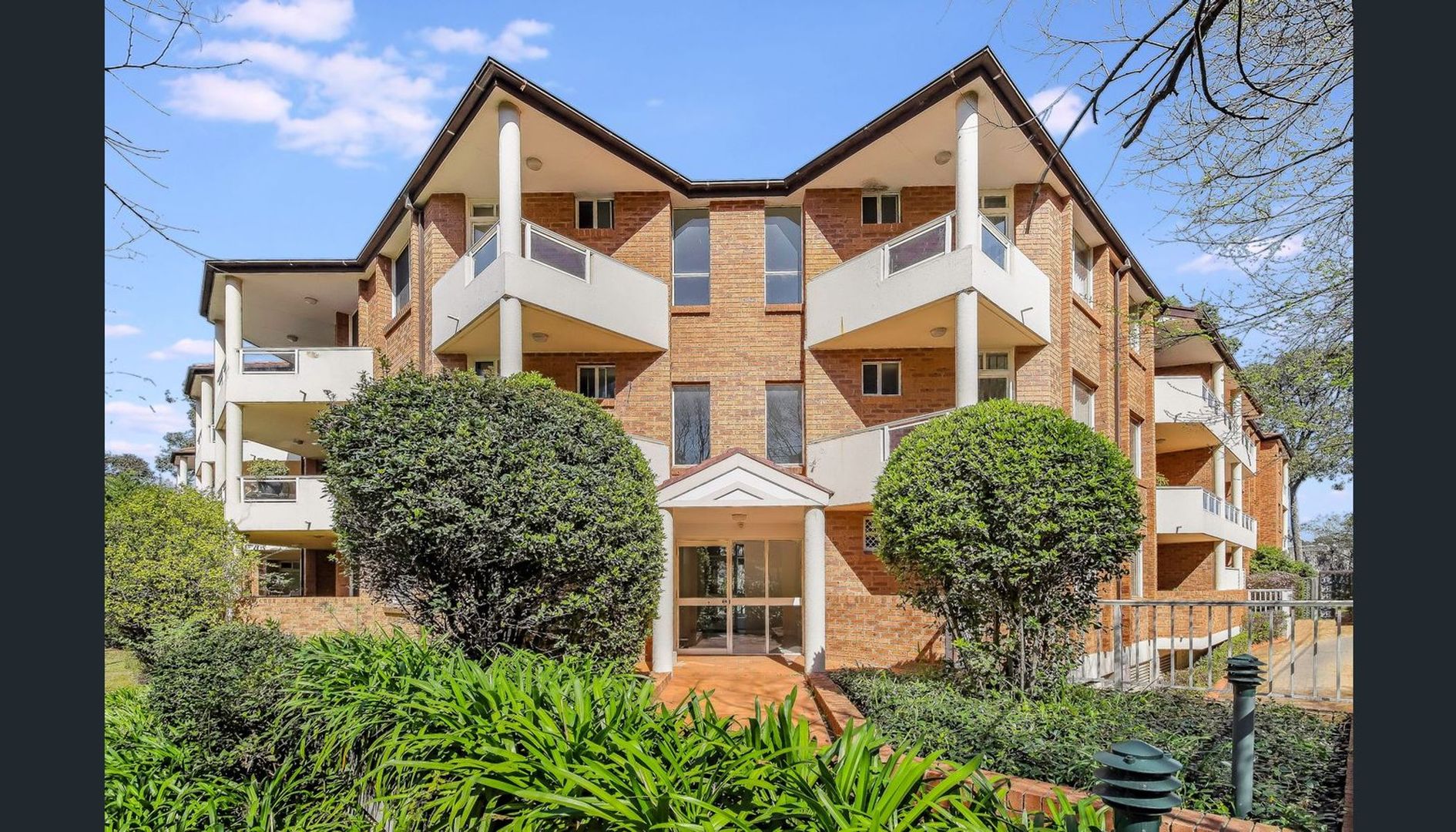2 bedrooms Apartment / Unit / Flat in 8/23 Barton Road ARTARMON NSW, 2064