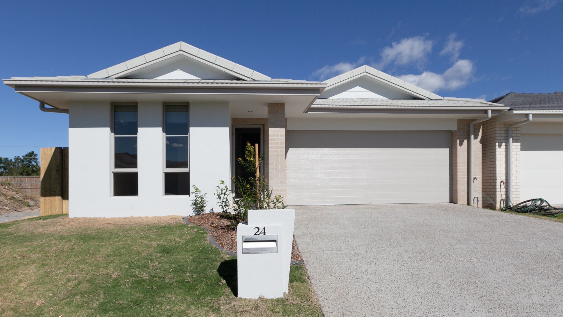4 bedrooms House in 24 Waterline Street PIMPAMA QLD, 4209