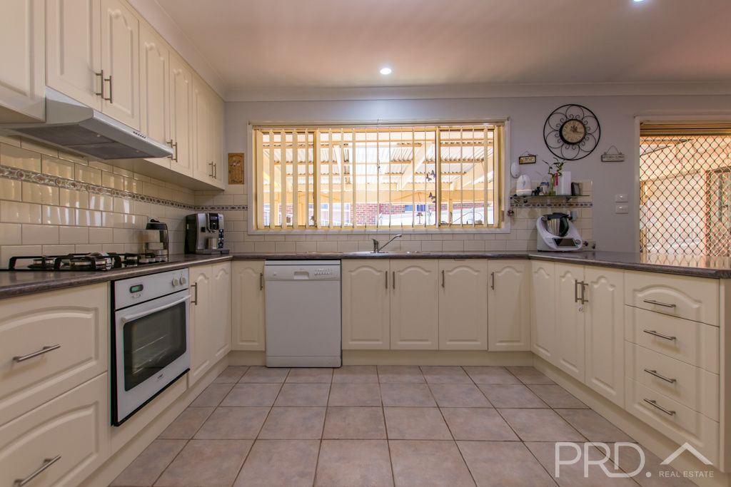 6 Jillabenan Close, Tumut NSW 2720, Image 2