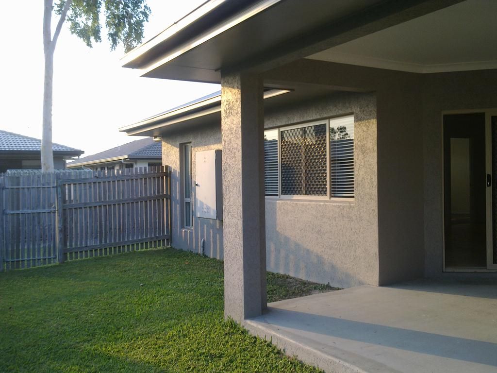 3 bedrooms Apartment / Unit / Flat in 1/25 Salina Dr KELSO QLD, 4815