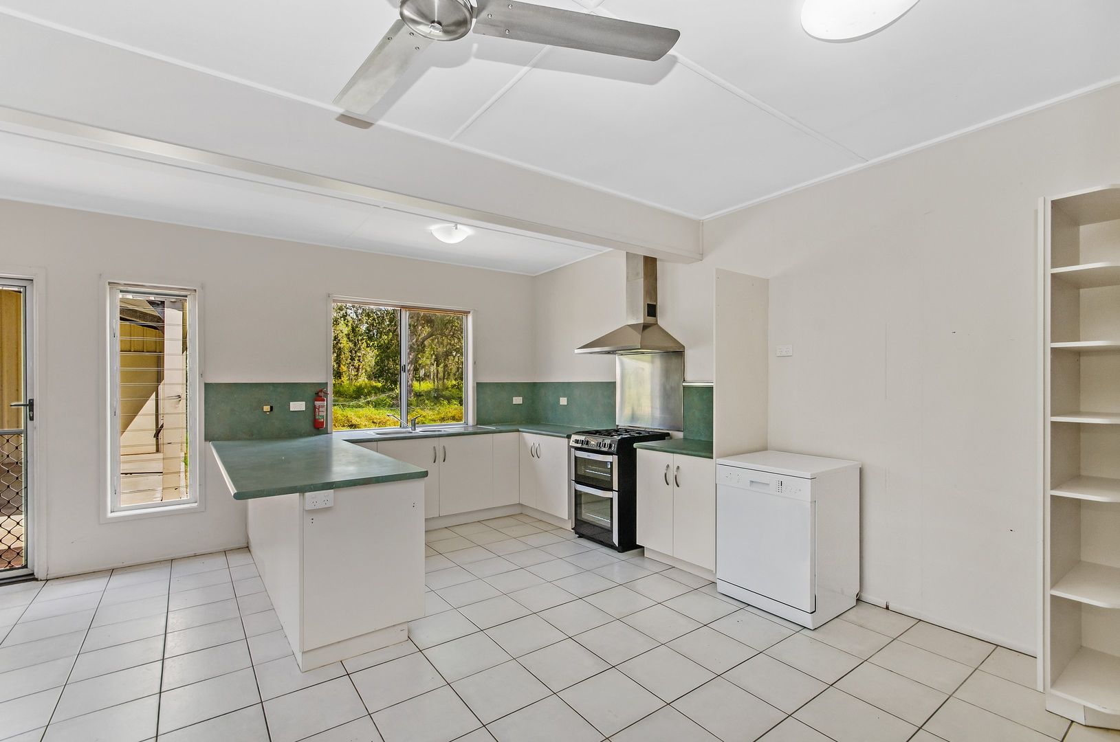 464 Cape Cleveland Road, Cape Cleveland QLD 4810, Image 2