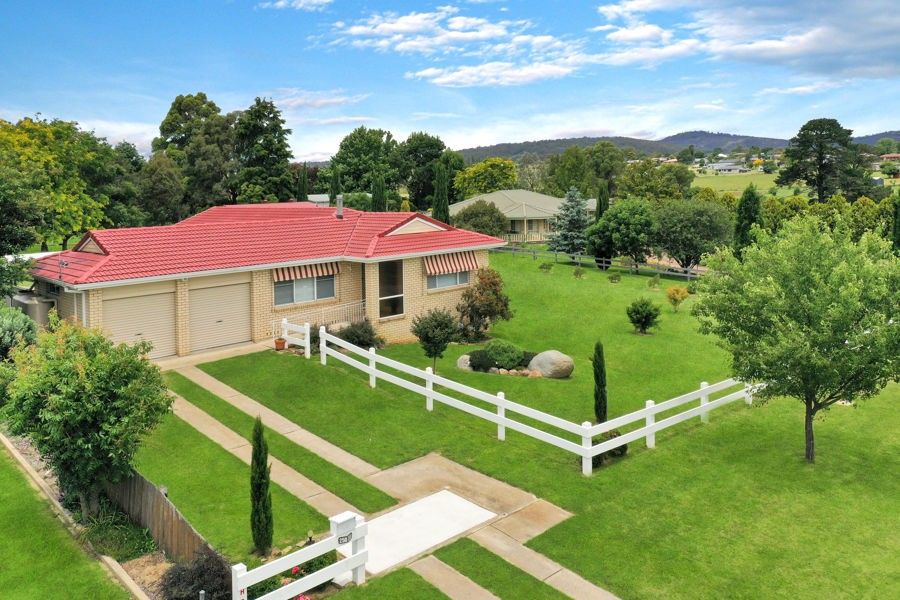 250 Bulwer Street, Tenterfield NSW 2372, Image 0