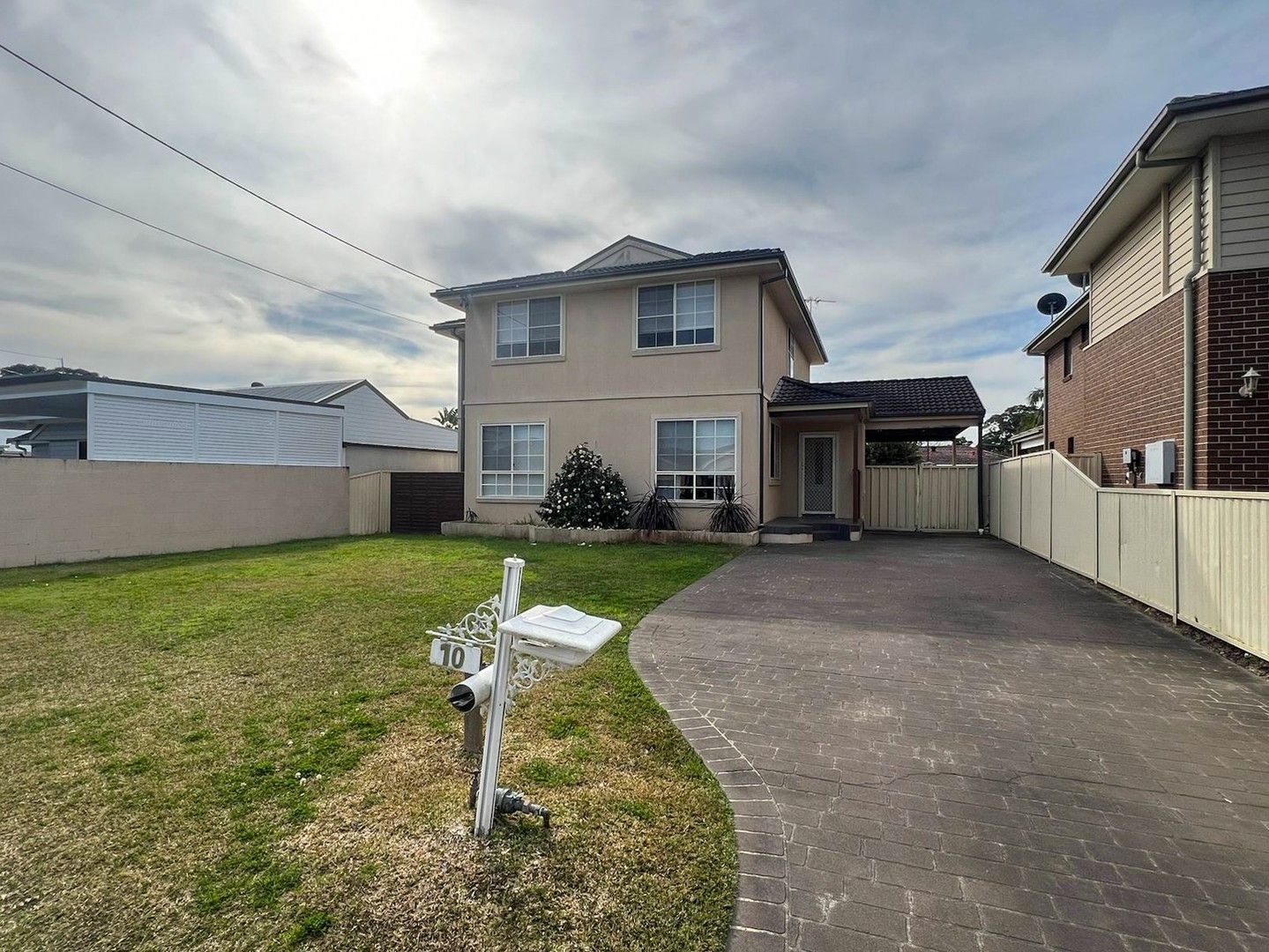 4 bedrooms House in 10 Miri Crescent HOLSWORTHY NSW, 2173