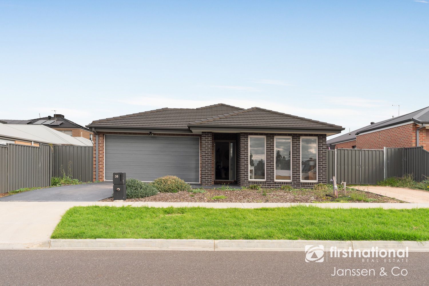 4 bedrooms House in 38 Clifton Circuit TARNEIT VIC, 3029