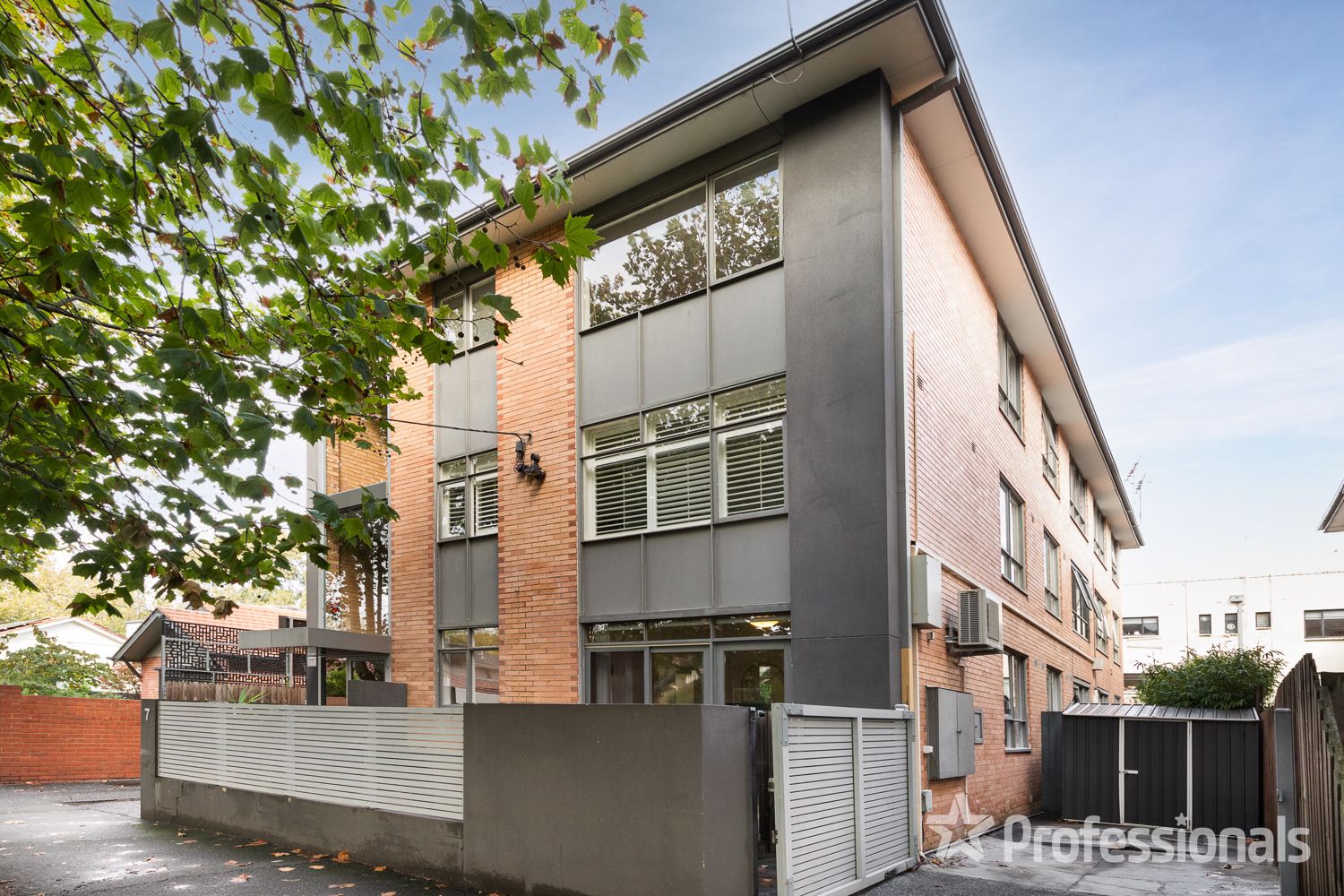 1/7 Ravens Grove, St Kilda East VIC 3183, Image 2