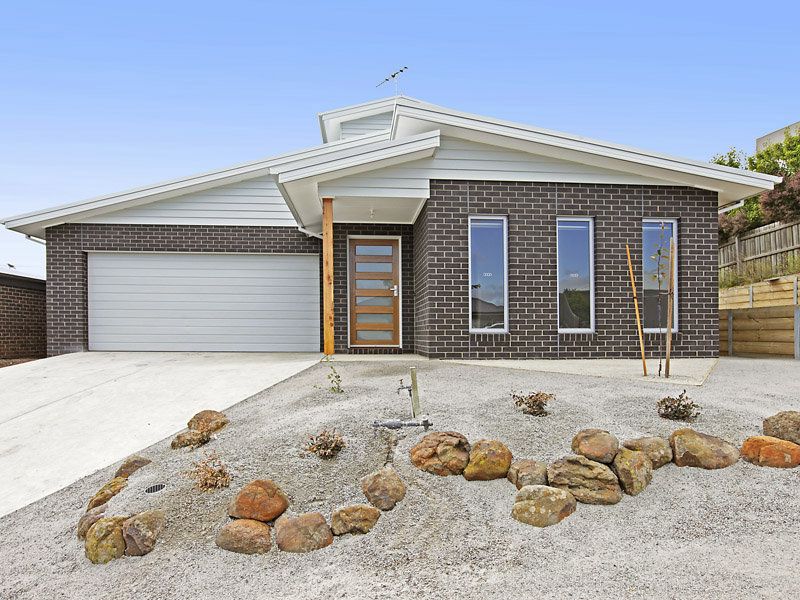 3 bedrooms Townhouse in 24B Exmoor Close HIGHTON VIC, 3216