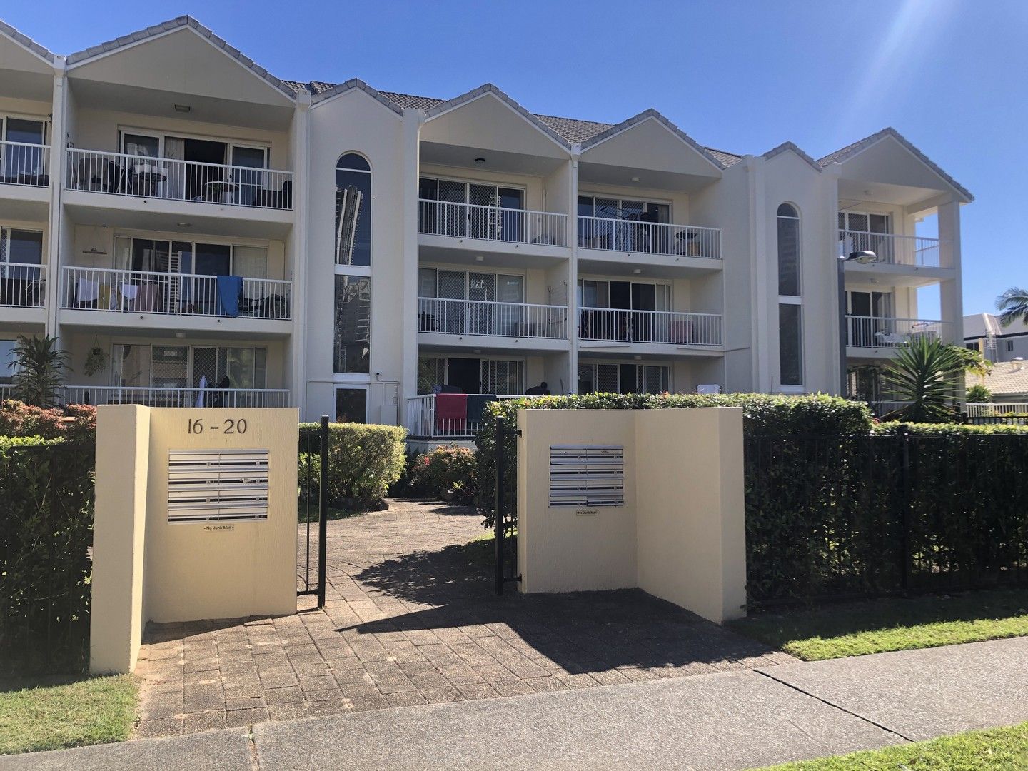 2 bedrooms Apartment / Unit / Flat in 13/16-20 Stanhill Drive CHEVRON ISLAND QLD, 4217