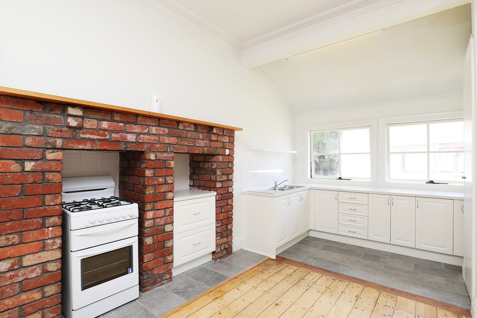 3 bedrooms House in 19 Ramsay Street ABERFELDIE VIC, 3040