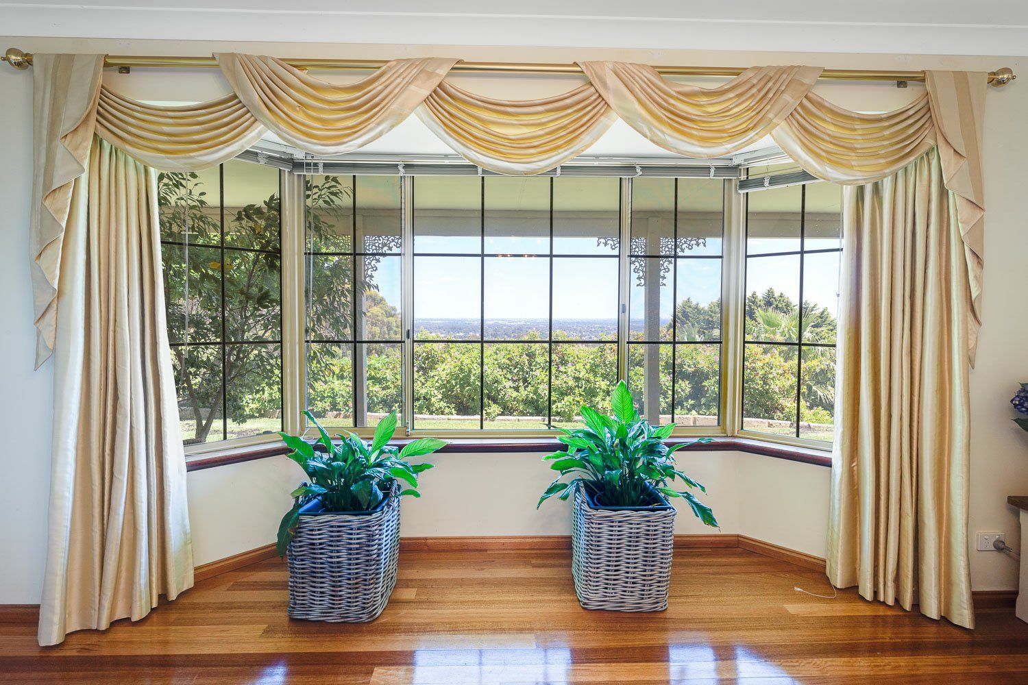 4 bedrooms House in 13 Rushton Terrace MOUNT NASURA WA, 6112