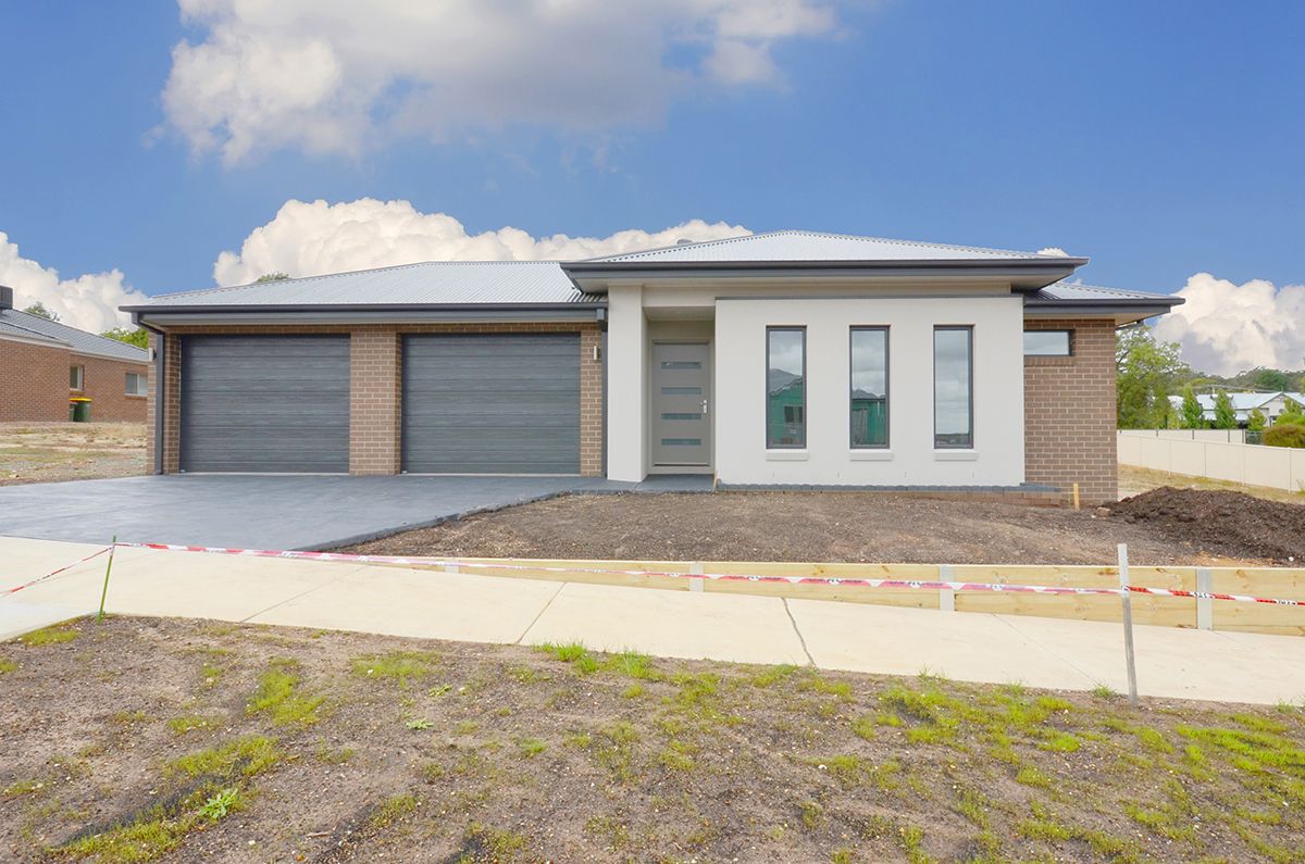 3 bedrooms House in 8 Appleford Court BROWN HILL VIC, 3350