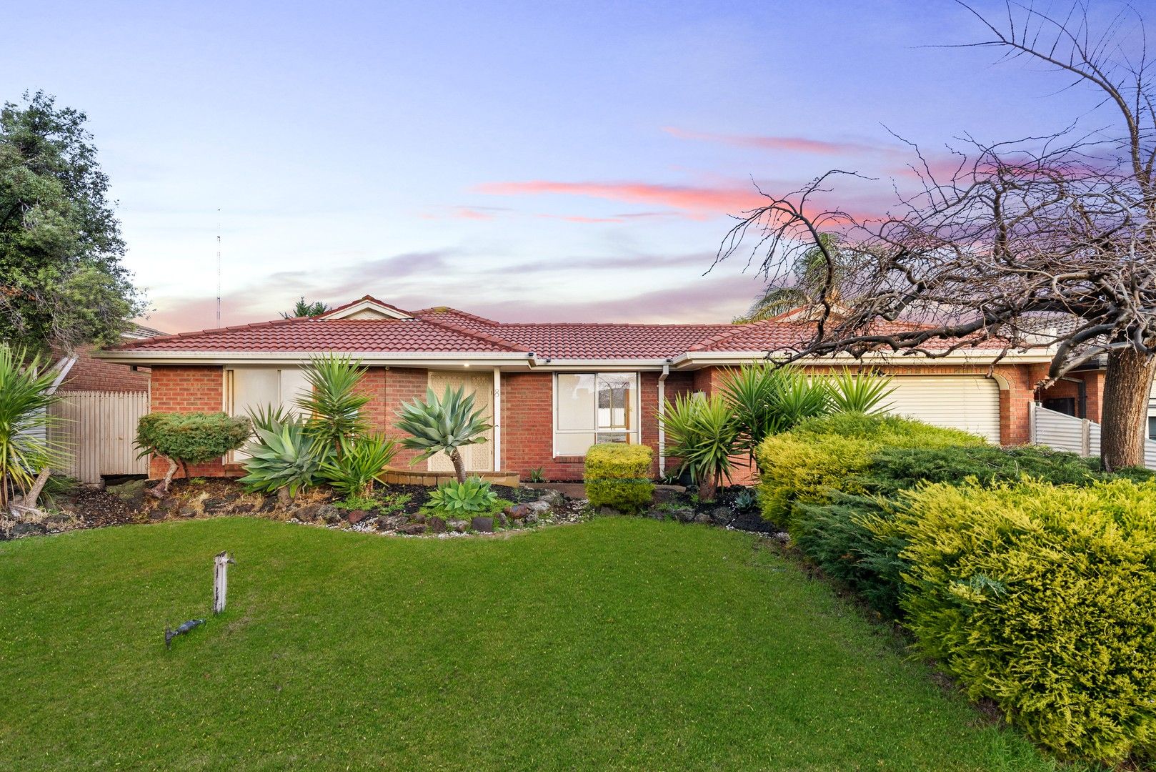 4 bedrooms House in 8 Prior Court DELAHEY VIC, 3037