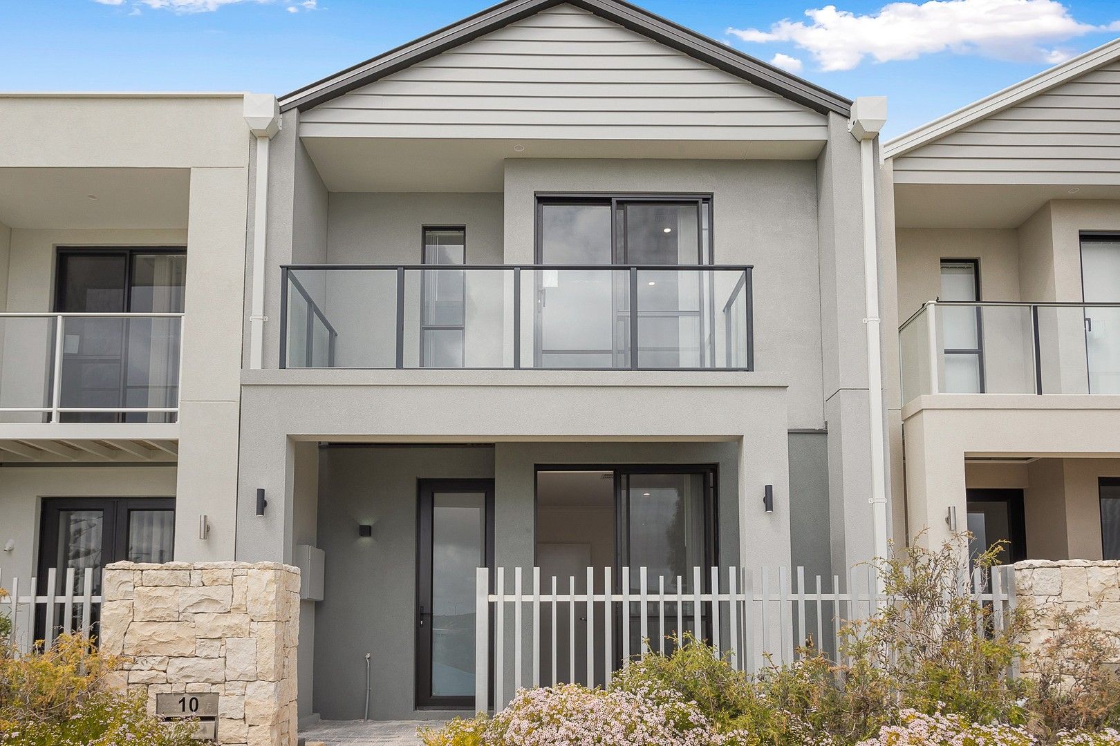 4 bedrooms Townhouse in 10 Kombu Lane EGLINTON WA, 6034