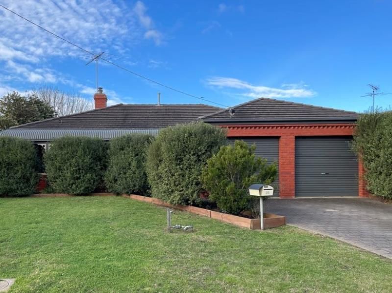 4 bedrooms House in 28 Rowe Street HAMLYN HEIGHTS VIC, 3215