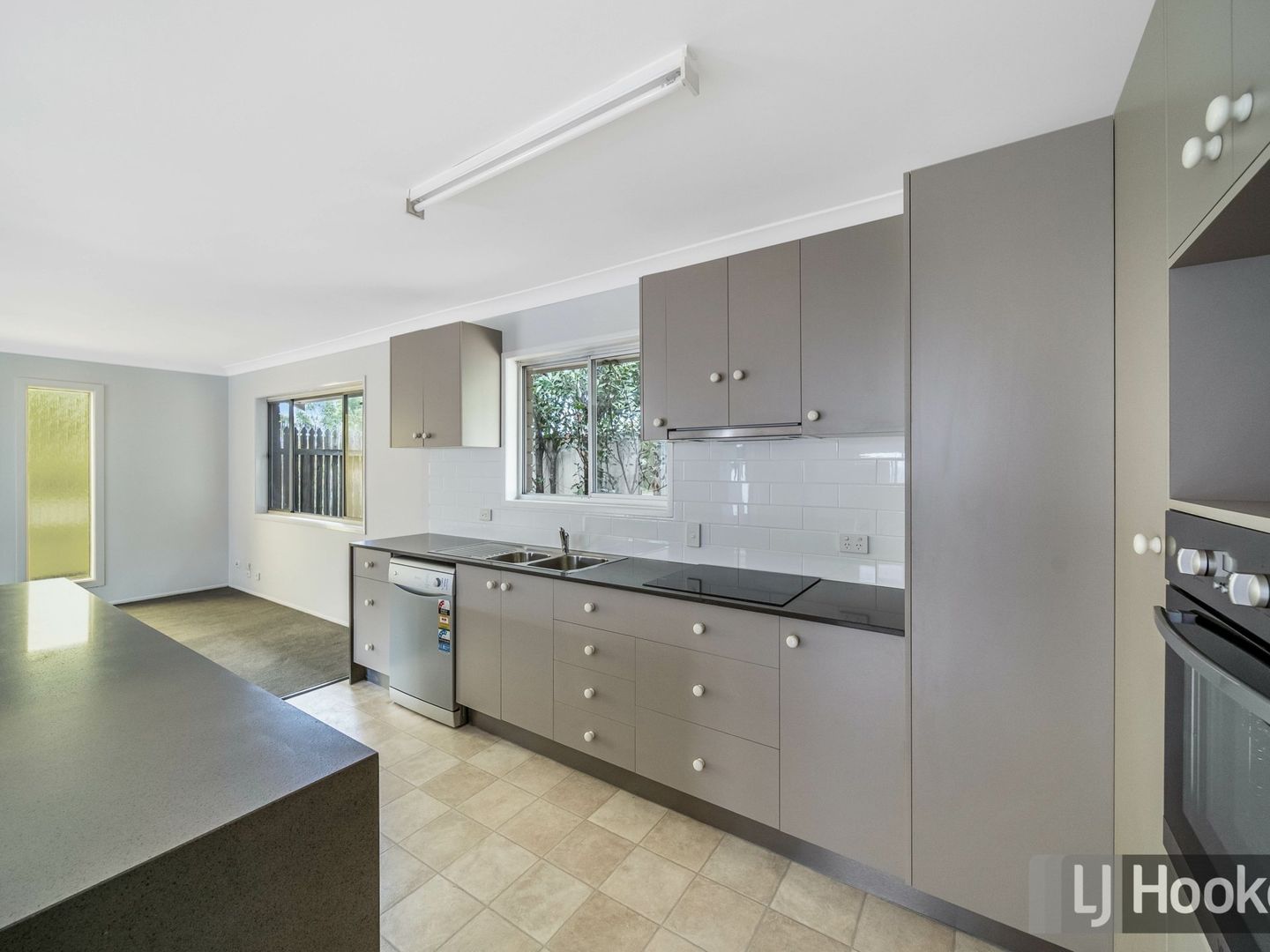 19 Rochester Drive, Mount Warren Park QLD 4207, Image 2