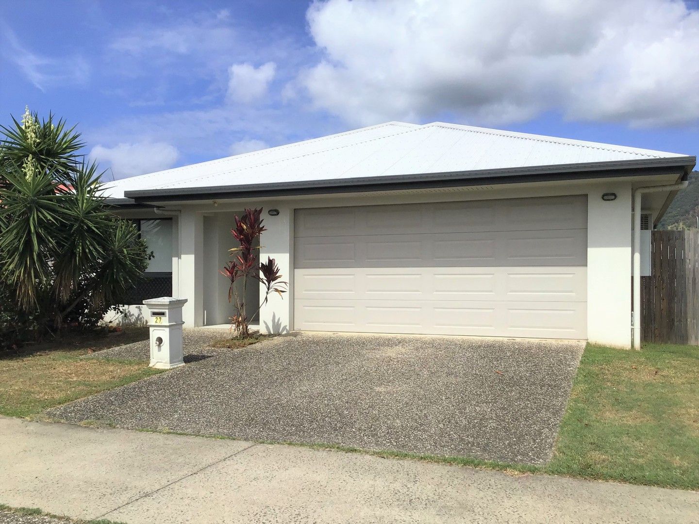 4 bedrooms House in 27 Disney Street WHITE ROCK QLD, 4868