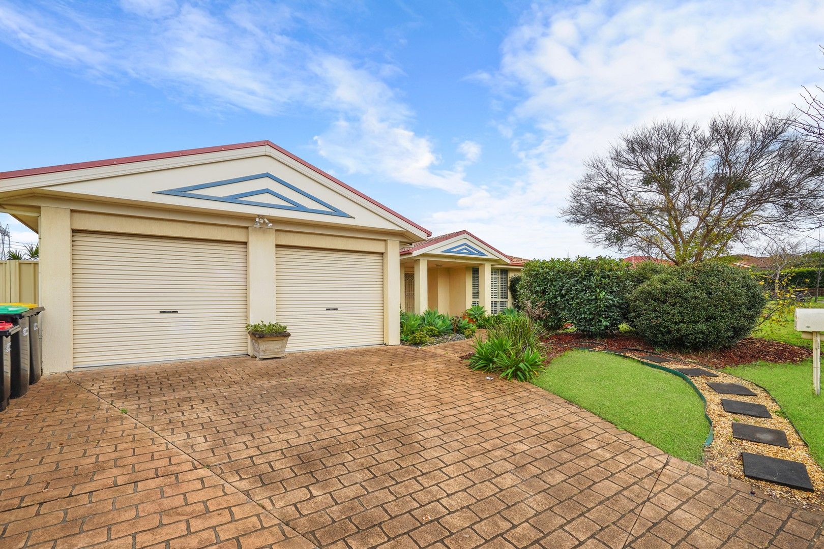 5 bedrooms House in 10 Whitsunday Circuit GREEN VALLEY NSW, 2168
