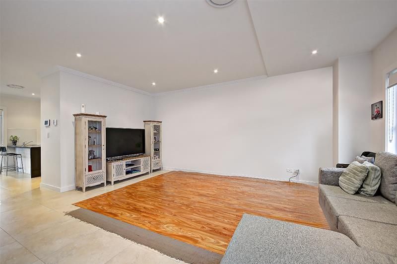 2/180 Lambeth Street, Picnic Point NSW 2213, Image 1