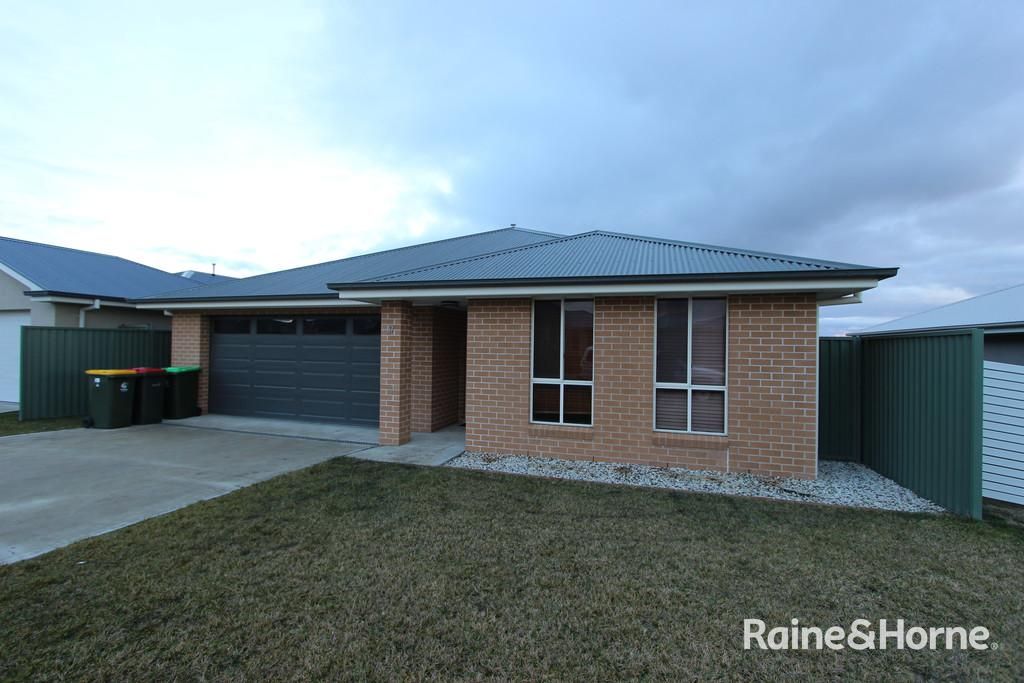 4 bedrooms House in 37 Blaxland Drive BATHURST NSW, 2795
