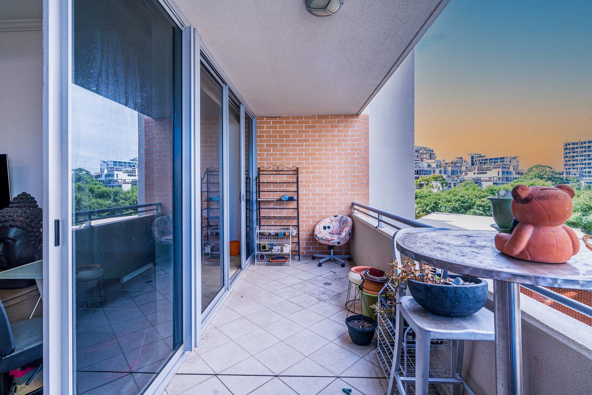 2 bedrooms Apartment / Unit / Flat in Lv4/806 Bourke Street WATERLOO NSW, 2017