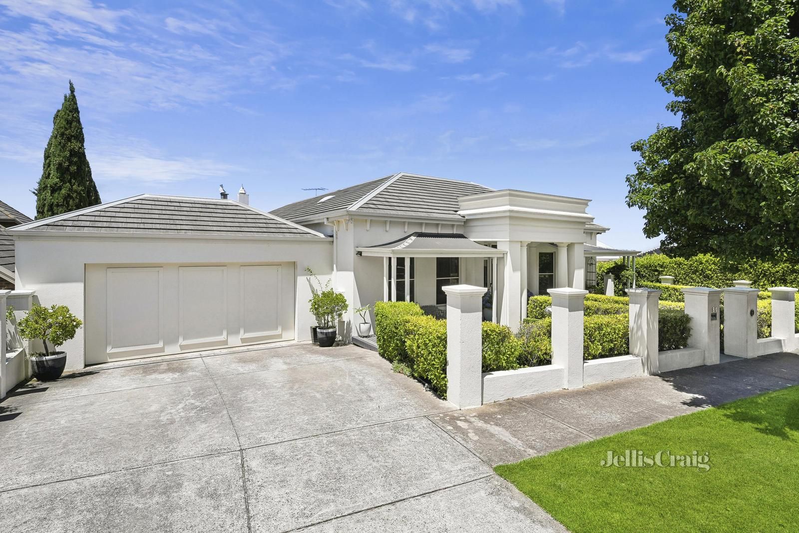 5 bedrooms House in 94 Grosvenor Drive WANDANA HEIGHTS VIC, 3216