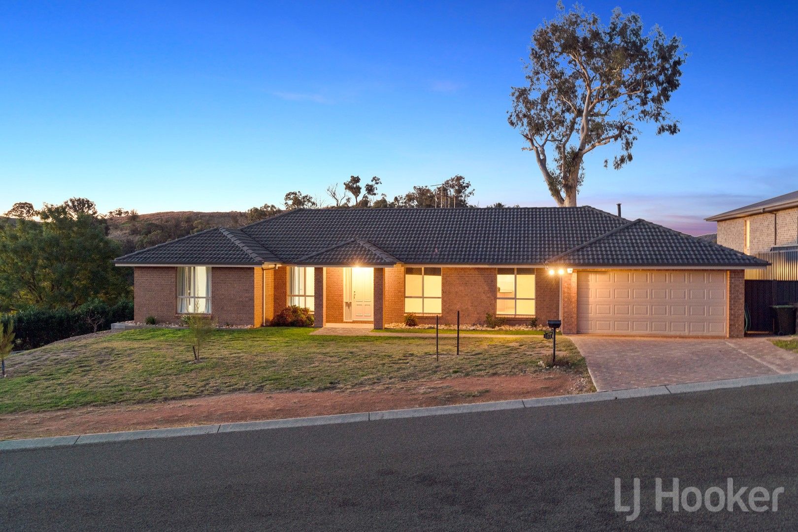 4 bedrooms House in 2 Banyalla Close JERRABOMBERRA NSW, 2619