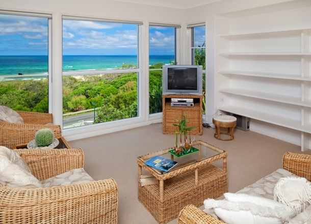 8 Tropicana Rise, Castaways Beach QLD 4567