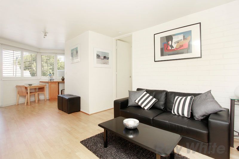 1 bedrooms Apartment / Unit / Flat in 8/103 Liardet Street PORT MELBOURNE VIC, 3207